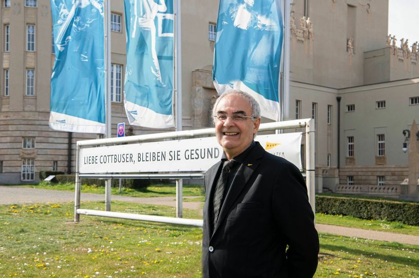 Dr. René Serge Mund, Intendant des Staatstheaters Cottbus, vor dem Großen Haus am Schillerplatz. Foto: Marlies Kross
