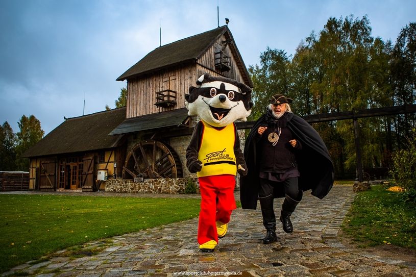 Groß ist die Freude beim SC-Bär und dem Schwarzen Müller: Der Krabat-Firmenlauf kann im September nachgeholt werden. Foto: Gernot Menzel