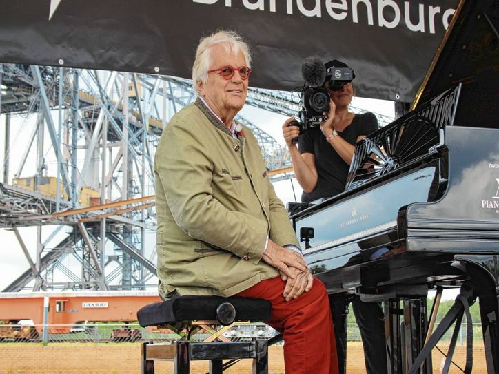 Justus Frantz ist Pianist, Dirigent, Fernsehmoderator und Orchester-Initiator, der schon früh als musikalisches Wunderkind galt. Sein Jura-Studium brach er ab, um sich ganz der Musik zu widmen. Der Durchbruch als Konzertpianist der Spitzenklasse gelang 1970, als ihn Herbert von Karajan für ein Konzert der Berliner Philharmoniker in London verpflichtete. Unter der Leitung von Leonard Bernstein gab Frantz sein Debütkonzert in den USA 1975 mit den New Yorker Philharmonikern.                                                                      Foto: Witscherkowski