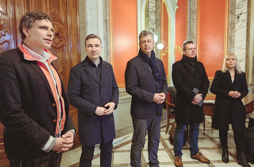 Abgeordneter Thomas Löser, Beigeordneter Stephan Kühn, Abgeordneter Albrecht Pallas und die Amtsleiter Dr. David Klein und Anja Lange im Schloss Albrechtsberg.