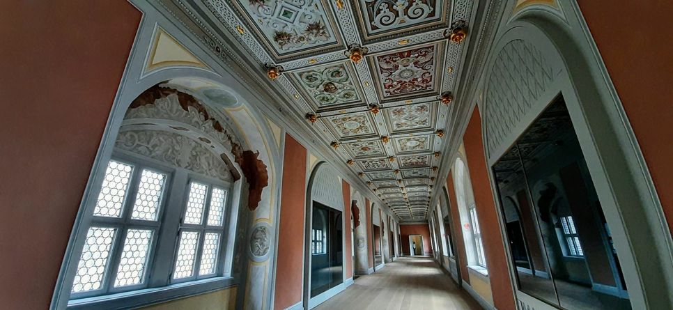 Erster Blick in den Langen Gang, Verbindungsbau zwischen Schloss und Johanneum.