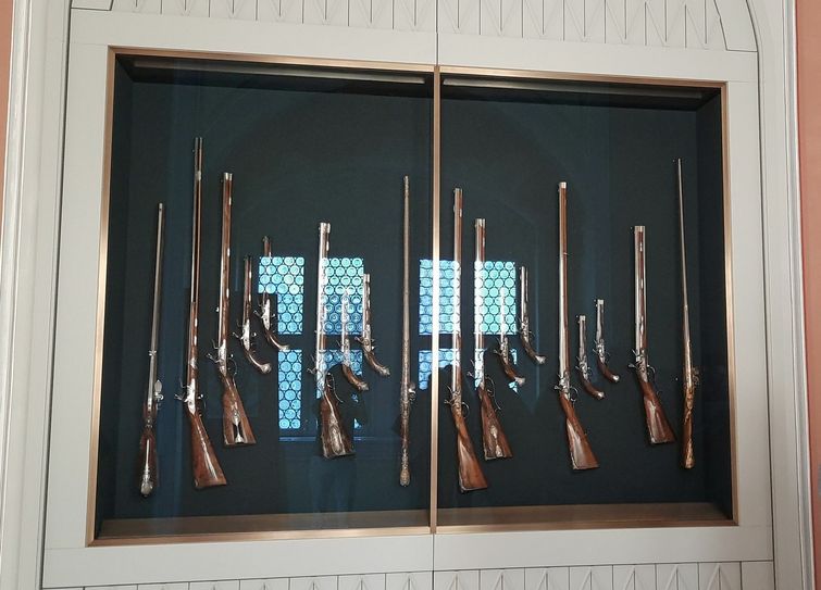 Die erste von 18 Vitrinen, in denen 500 historische Feuerwaffen der sächsichen Kurfürsten zu sehen sein werden