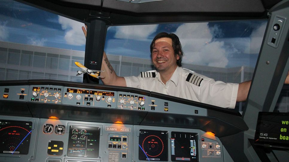 Hier putzt der Captain seine Cockpit-Fenster noch selbst. Die sind zwar aus Plexiglas, aber die Video-Beamer von Daniel Schulze sollen während des ganzen Fluges klare Sicht auf die Gäste haben. Foto: wit