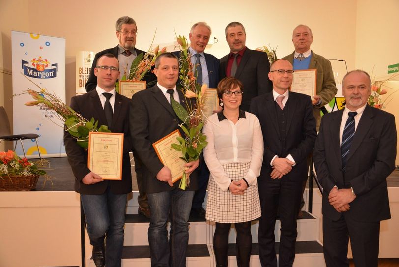 Steffen Pilz , Jens Gladrow,  Laudatoren Kati Hille, Heiko Weigel und Eberhard Rösch (unten v. li.. Dieter Gaudig,  Rolf Heinemann, Landrat Michael Geisler und Kurt Woyack (oben v. li.) mit ihren Bürgerpreisen.         Foto: LRA