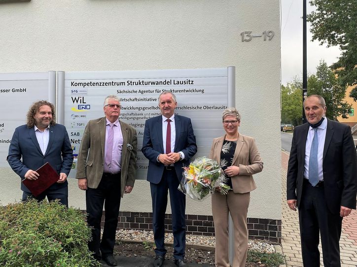 OB Torsten Pötzsch, Landrat Bernd Lange, Staatsminister SAS-Bereichsleiterin Dr. Romy Reinisch und SAS-Geschäftsführer Jörg Mühlberg vor dem neuen Kompetenzzentrum in Weißwasser. Foto: C.M.Schwab