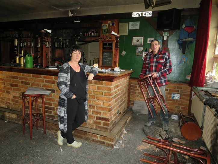 Thomas »Ecki« Eckhardt setzt auf einen Neubeginn. Der Betreiber des »Black Raven« freut sich über die angebotene Unterstützung zahlreicher Gäste. Manja Klimt hat eine Spendenaktion ins Leben gerufen. Foto: Silke Richter
