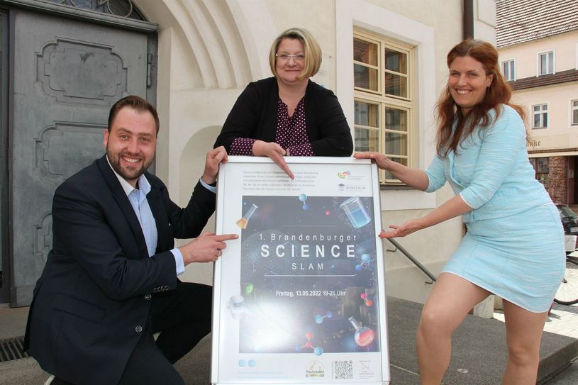 Christian Rapp (li.), Silke Söldner (Mitte) und Dominique C. Franke-Sakuth (re.) von der Präsenzstelle der Trägerhochschulen BTU und TH Wildau in Finsterwalde freuen sich auf den 1. Brandenburger Science Slam am 13. Mai.