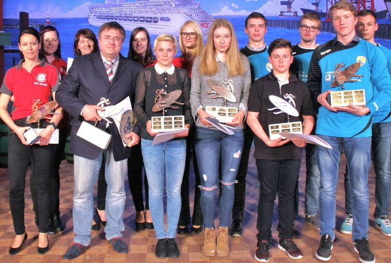 Beste Sportler 2015: Volker Valentin, Louise Albrecht, Jasmin Cunert, Lukas Lehnig (vorn ab 2. v.l.) und Vertreter der Mannschaften Kegeln Frauen Lok Elsterwerda und die B-Jugend des HC Bad Liebenwerda.              Foto: J. Weser