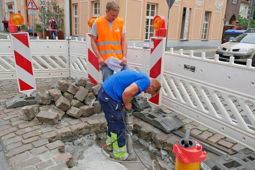 Durch eine Kernbohrung an der Schadensstelle und eine dann folgende Kamerauntersuchung wurde zunächst der Unterboden geprüft, um über das weiter Vorgehen entscheiden zu können. Foto: LWG