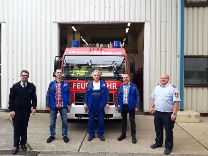 Im Oktober fanden Gespräche zwischen dem KFV, der Kreisbrandmeisterei und der GMB Glasmanufaktur Brandenburg GmbH statt. Auf dem Foto zu sehen sind Robert Buder, Vorstandsvorsitzender KFV, René Arndt, Rüdiger Hirsch, Karsten Zeisig und Kreisbrandmeister Stefan Grothe. Foto: Holger Bialek/KFV