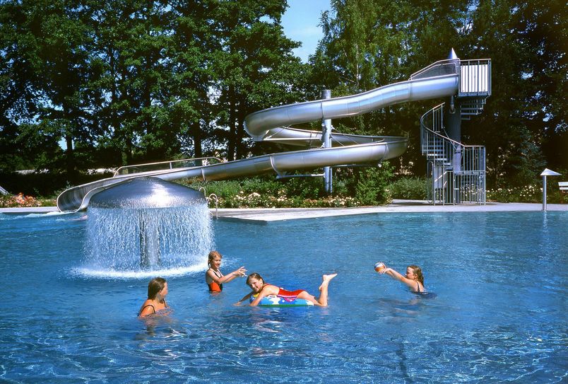 Das Erlebnisbad in Calau bietet mit Wasserrutsche, Wasserpilz sowie mehreren Becken Badespaß für die ganze Familie. Foto: Stadt Calau