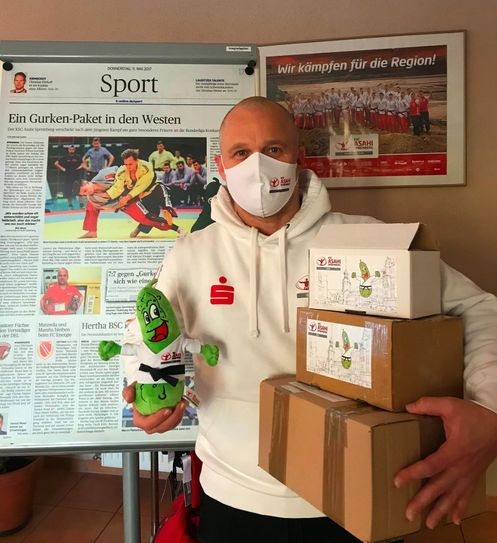 Vereinsvorsitzender Dirk Meyer verschickt vier Jahre nach der Geburt der »Gurkentruppe« erneut Pakete mit Gurken. Foto: pm
