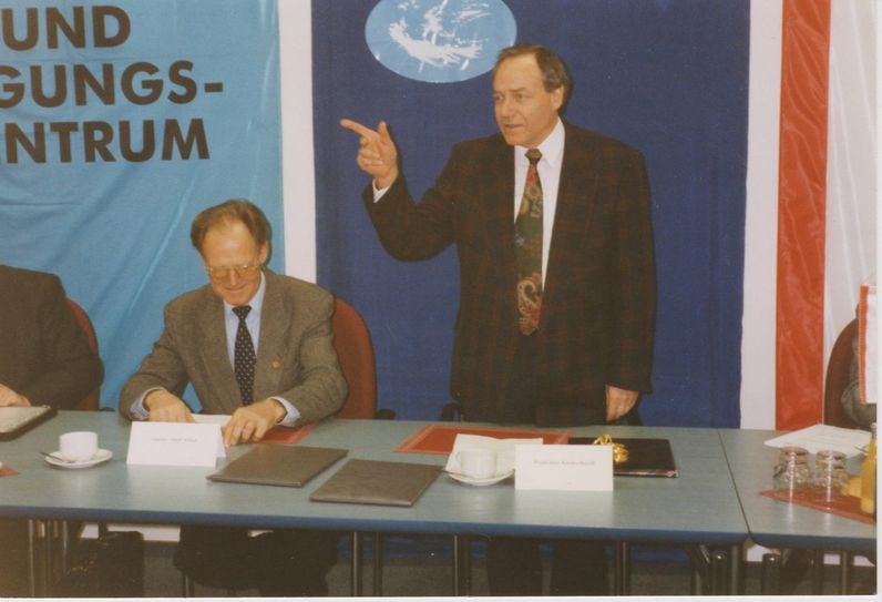 Oberbürgermeister Waldemar Kleinschmidt und Täve Schur 1996 bei der Friedensfahrtvorbereitung.