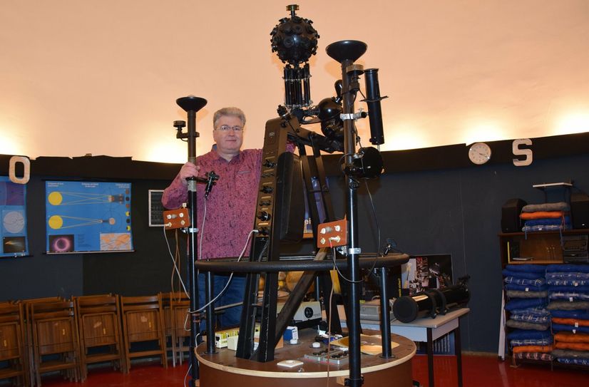 Peter Lindner zeigt das Zeiss-Kleinplanetarium 1, mit dem jeder zu den Sternen reisen kann.