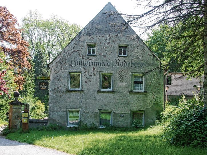 Die bei den Radeberger beliebte Ausflugsgaststätte Hüttermühle soll in den kommenden Jahren saniert werden.  Foto: Rainer Könen