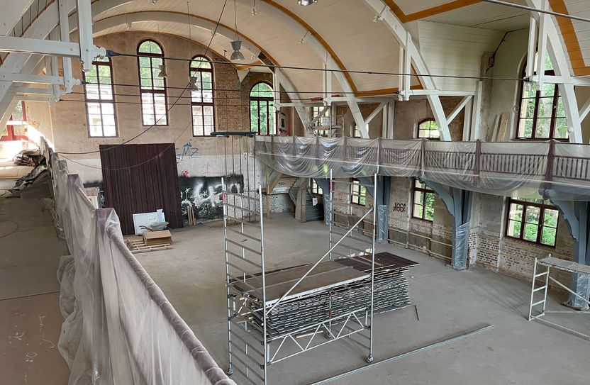 Auch ein Blick in die Jahnhalle, ist knapp ein Jahr vor ihrer geplanten Fertigstellung, möglich.
