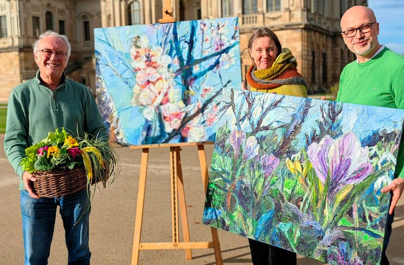 Gartenmeister Wolfgang Friebel, Grafikdesignerin Bea Berthold und der GF vom Gartenbauverband, Tobias Muschalek, laden zur »Blütenpracht mit Künstlerhand« in den Großen Garten ein.