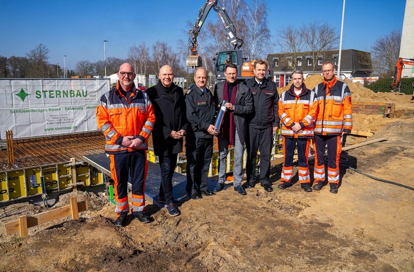 Gruppenfoto der beteiligten Akteure zur Grundsteinlegung.