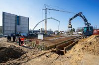 Der Baufortschritt auf dem Areal gegenüber der Medizinischen Schule ist deutlich sichtbar. Am 8. März wurde nun mit dem Gießen der Betonplatte Grundsteinlegung gefeiert.
