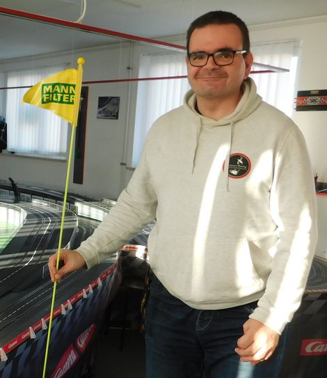 Die ersten fünf Gruppen, die die Einrichtung der »Slotcar-Family« besuchen, gewinnen jeweils 20 markante Fahrrad-Sicherheitswimpel, bereitgestellt von Marko Schubert vom Verein.