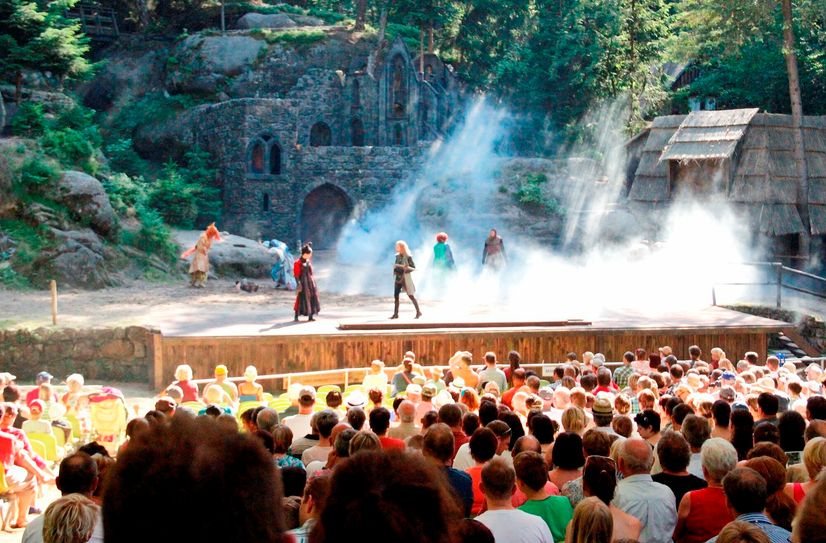 Das Stück Blutsbrüder wird auf der Waldbühne Jonsdorf aufgeführt.