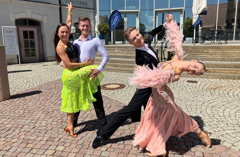 Die Tanzpaare Egor Boldysh &amp; Irina Averina (re.) und Steve Hädicke &amp; Antonia Adam sind startklar.