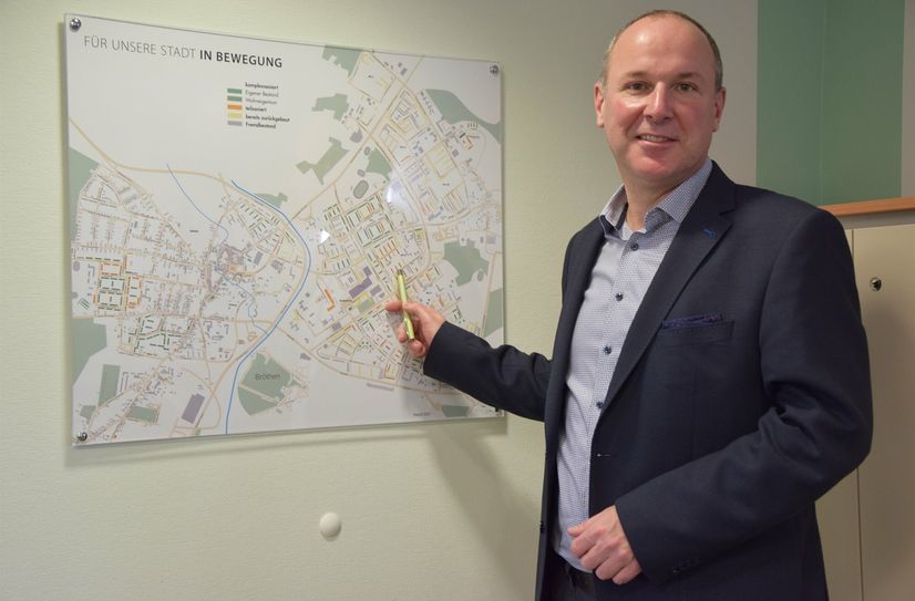 Steffen Markgraf zeigt auf das Haus in der Becher-Straße 1-5, das bald modernisiert wird.