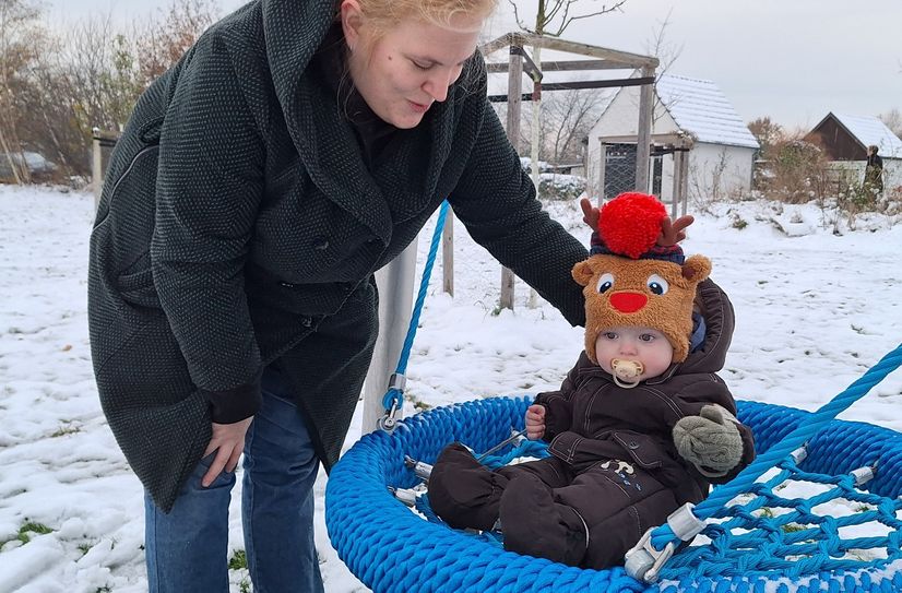 In der Nestschaukel genießt Noah Joschka die frische Hosenaer Winterluft. Mutti Janine Berger will jetzt öfter den Spielplatz besuchen.