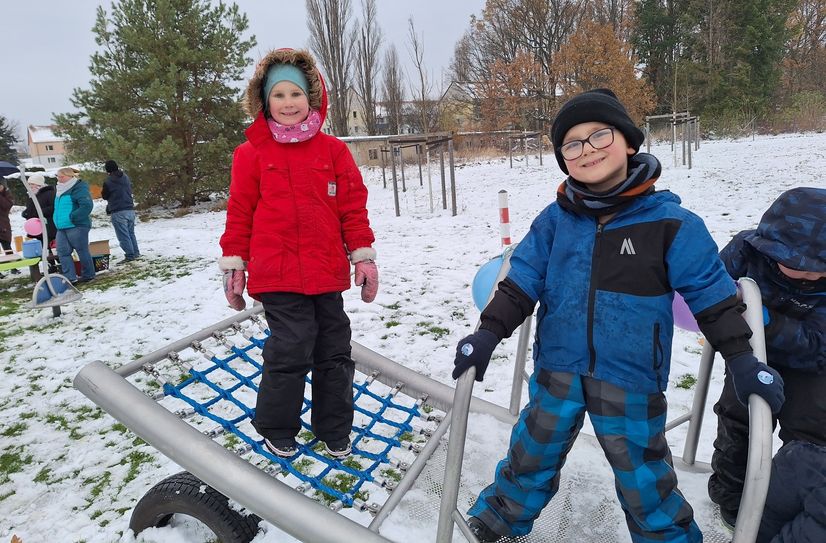 Wippen macht Spaß: darin sind sich Hayley und Theodor einig. Mit anderen Bienenschwarm-Kindern haben die beiden den neuen Spielplatz in der Hosenaer Mühlenstraße einem ultimativen Test unterzogen.