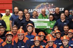 Claudia Switala und Steffen Lukas von Radio PSR übergaben den Gewinnerscheck persönlich an die Großenhainer Feuerwehrleute. Das große Banner von PSR bleibt natürlich in Großenhain.