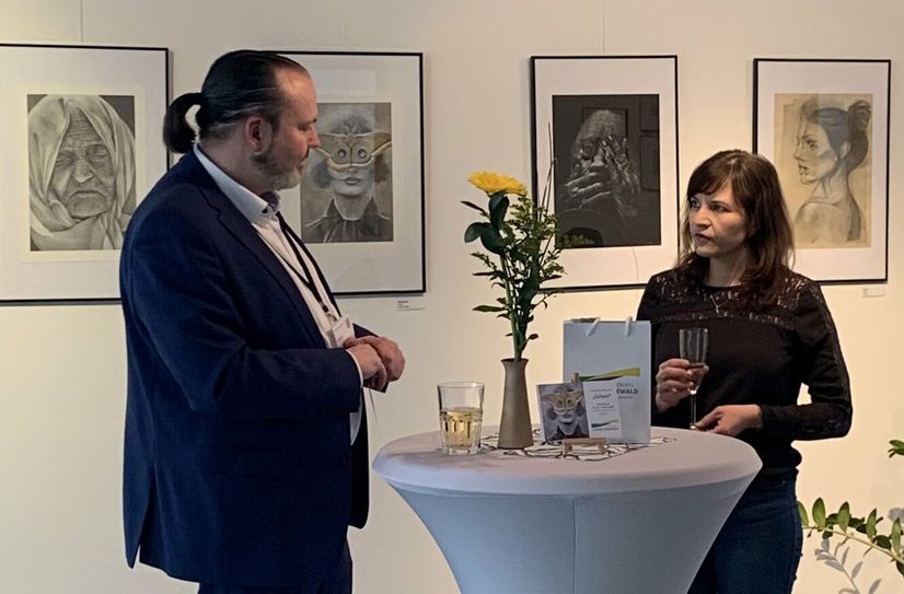 Kulturdezernent Stefan Wichary eröffnet mit Anika Werner die Ausstellung »Leben«.