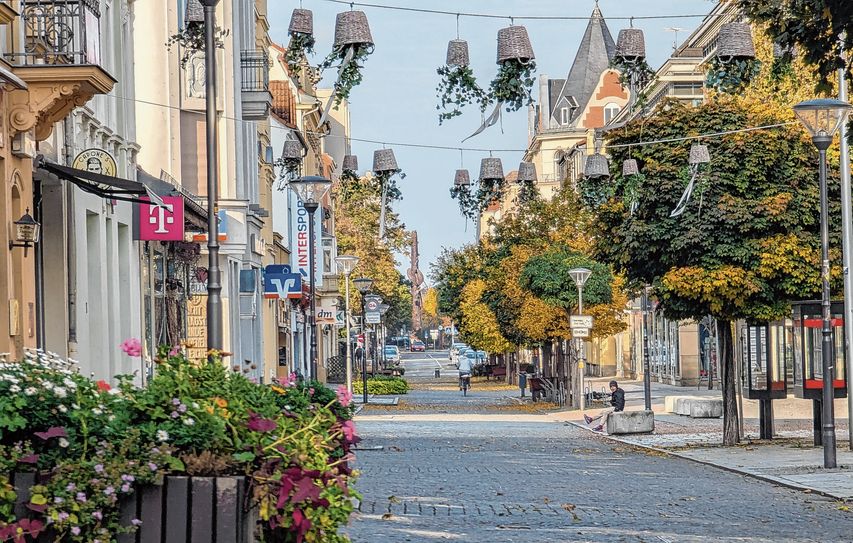 Attraktiv gestaltet, aber dennoch von erheblichem Leerstand bedroht setzen sich immer weniger Händler für eine gemeinschaftliche Belebung der Riesaer Innenstadt ein. Die Werbegemeinschaft Innenstadt Riesa zieht sich mangels Beteiligung zurück. Eine Fusion mit dem HGV wird erwogen. Foto: Farrar