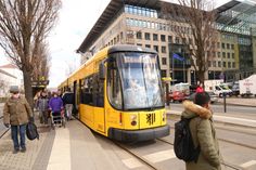An die Seiten der neuen Stadtbahn kommt noch Werbung.