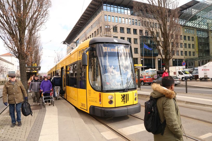 An die Seiten der neuen Stadtbahn kommt noch Werbung.