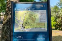 Der St. Pauli-FRiedhof wurde zunächst als "Äußerer", später als "Neuer Neustädter Friedhof" bezeichnet und erhielt am 22. Mai 1862 seine Weihe.