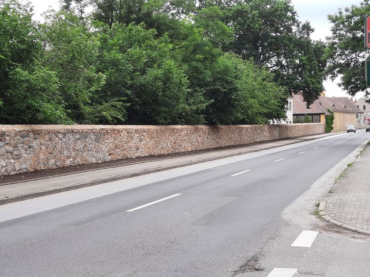 Die rund 300 Meter lange Schlossmauer an der B96 wurde wieder instandgesetzt.