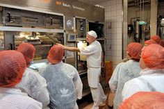 Einen Blick hinter die Kulissen, wie hier in der Globus-Bäckerei, ermöglicht die Spätschicht am 14. Juni.