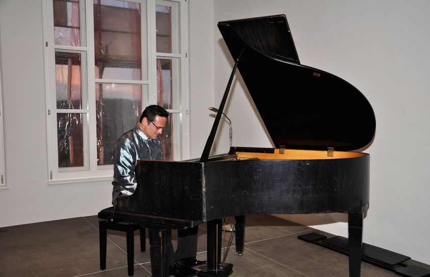 Pianist Tobias Forster zur Einweihung des Aula-Gebäudes im April 2024.