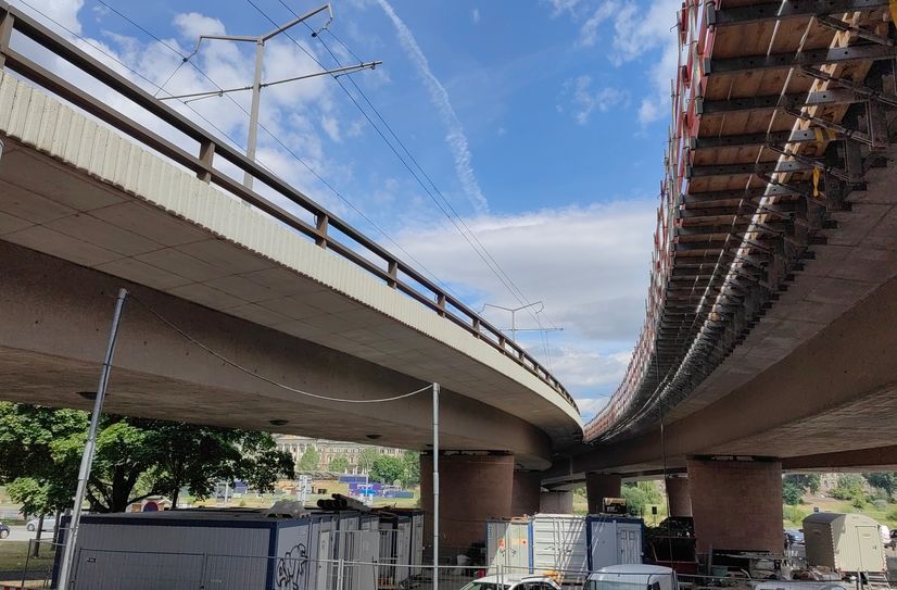 Die Brücke bekommt ihren früheren gezahnten Beton zurück.