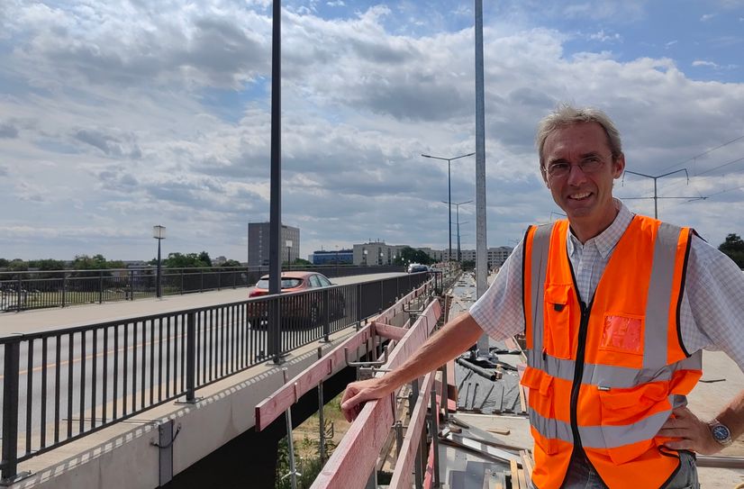 Holger Kalbe ist Projektbetreuer der Stadt Dresden und führt über die Baustelle.