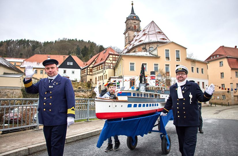 Es ist eines der größten Schiffsmodelle: Der Salondampfer "Dresden" misst 5,40 Meter und ist damit die Haupt-Attraktion des Umzuges. Kapitän Lars Fuchs sowie die Matrosen Tim Hoppe und Jörg Berger (v.l.n.r.) freuen sich schon darauf, es zu präsentieren.