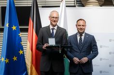 Prof. Dr. Karl Leo (li.) wurde mit dem Verdienstorden des Freistaates Sachsen geehrt.