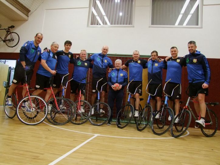 Die Wettkampfteams der SG-Radballer, in der Mitte Heiner Slota.