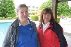 Dagmar Klemmt (links) und Antje Schuster bringen den Kindern im Reichenbacher Bad das Schwimmen bei.