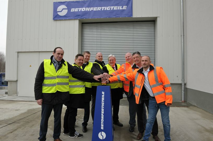 Der Startknopf für die neue Betonmischanlage ist gedrückt. V.l.: Ingo Senftleben (CDU), Mitglied des Landtages Brandenburg, Hannes Walter (SPD) Mitglied des Landtages Brandenburg, Siegurd Heinze, Landrat OSL, Mirko Buhr, Bürgermeister  Lauchhammer, Prof. Dr.-Ing. Jörg Steinbach (SPD), Minister für Wirtschaft, Arbeit und Energie des Landes Brandenburg, Harald Robl, Geschäftsführer der General Atomics Europe GmbH, Herman Stenzhorn, Geschäftsführer der B+F Beton- und Fertigteilgesellschaft mbH Lauchhammer, Mitarbeiter des BFL an der neuen Mischanlage
 Foto: Peter Aswendt