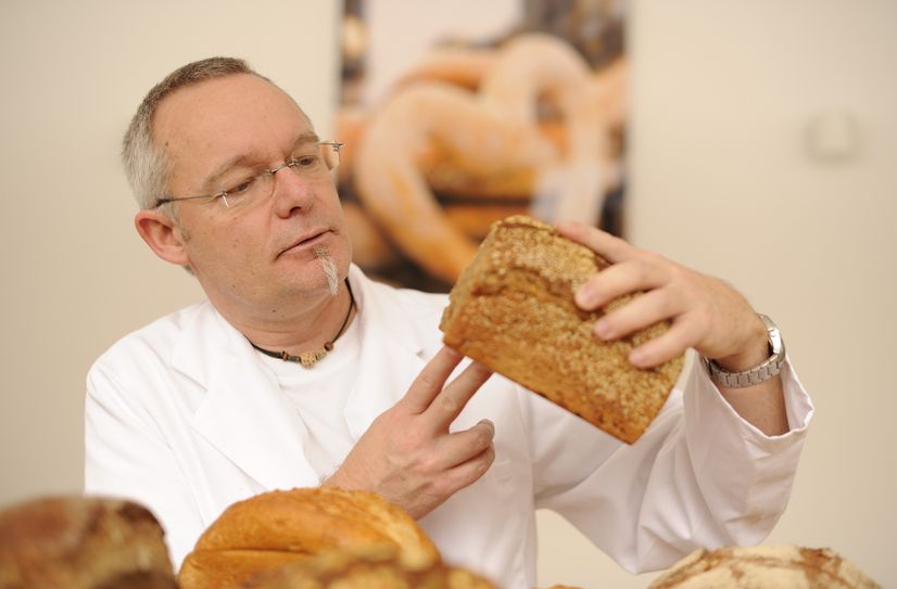 Brotprüfer Michael Isensee im Einsatz.