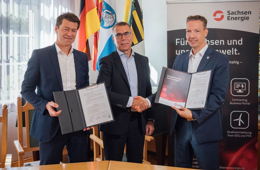 Die Kooperationsvereinbarung mit der Stadt Wilthen und der SachsenEnergie ist unterschrieben. V.l.n.r.: Leiter Kommunalvertrieb SachsenEnergie Gunnar Schneider, SachsenEnergie Vertriebschef Dr. Frank Arnold und der Bürgermeister Michael Herfort.