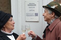 Ein Gläschen in Ehren: Margarete Große (Marianne Horns) und Elsbeth Große (Karin Lehmann).