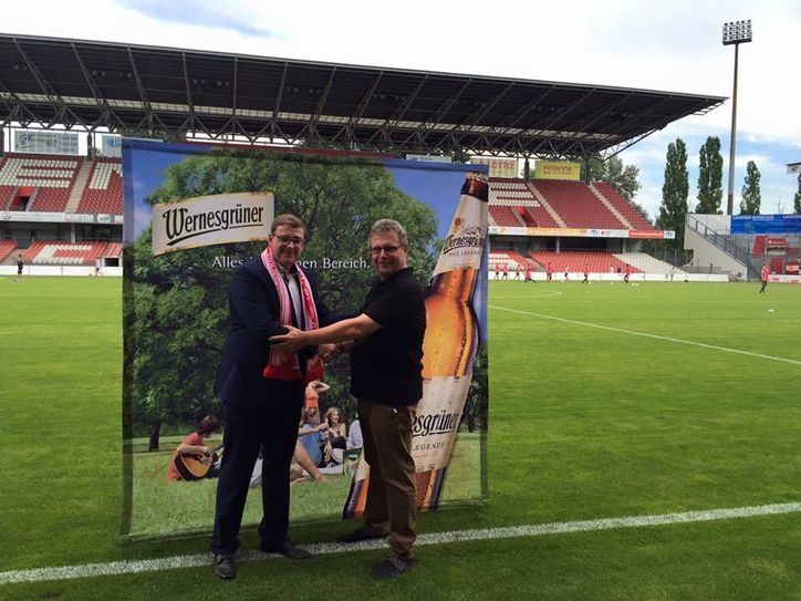Freuen sich auf die neue Partnerschaft: Markus Röder, li., Sponsoring-Manager der Wernesgrüner Brauerei und Michael Wahlich, re., Präsident des FC Energie Cottbus. Bildquelle: Wernesgrüner