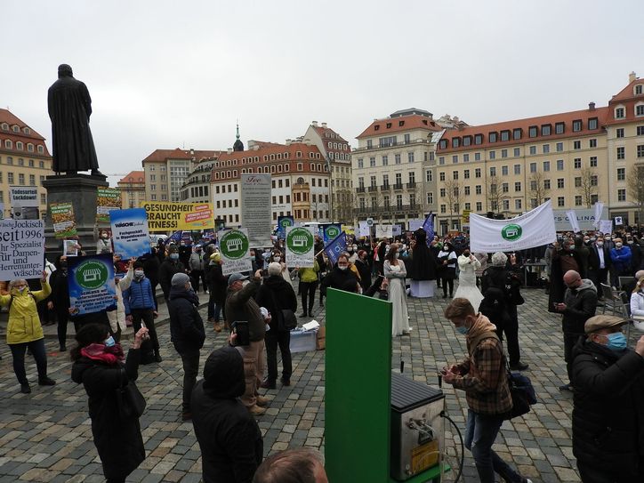 Knapp 1.000 Unternehmer aus Sachsen waren zusammen mit ihren Mitarbeitern zur Kundegebung auf den Neumarkt gekommen. Foto: Rink